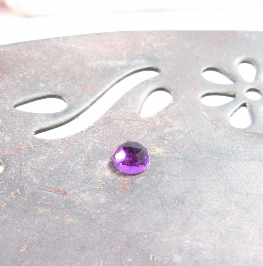 amethyst gemstone on dish